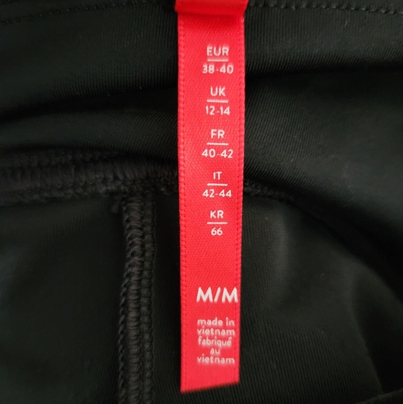 SPANX | Velvet Ankle Length Leggings in Black - Size M - Picture 7 of 9